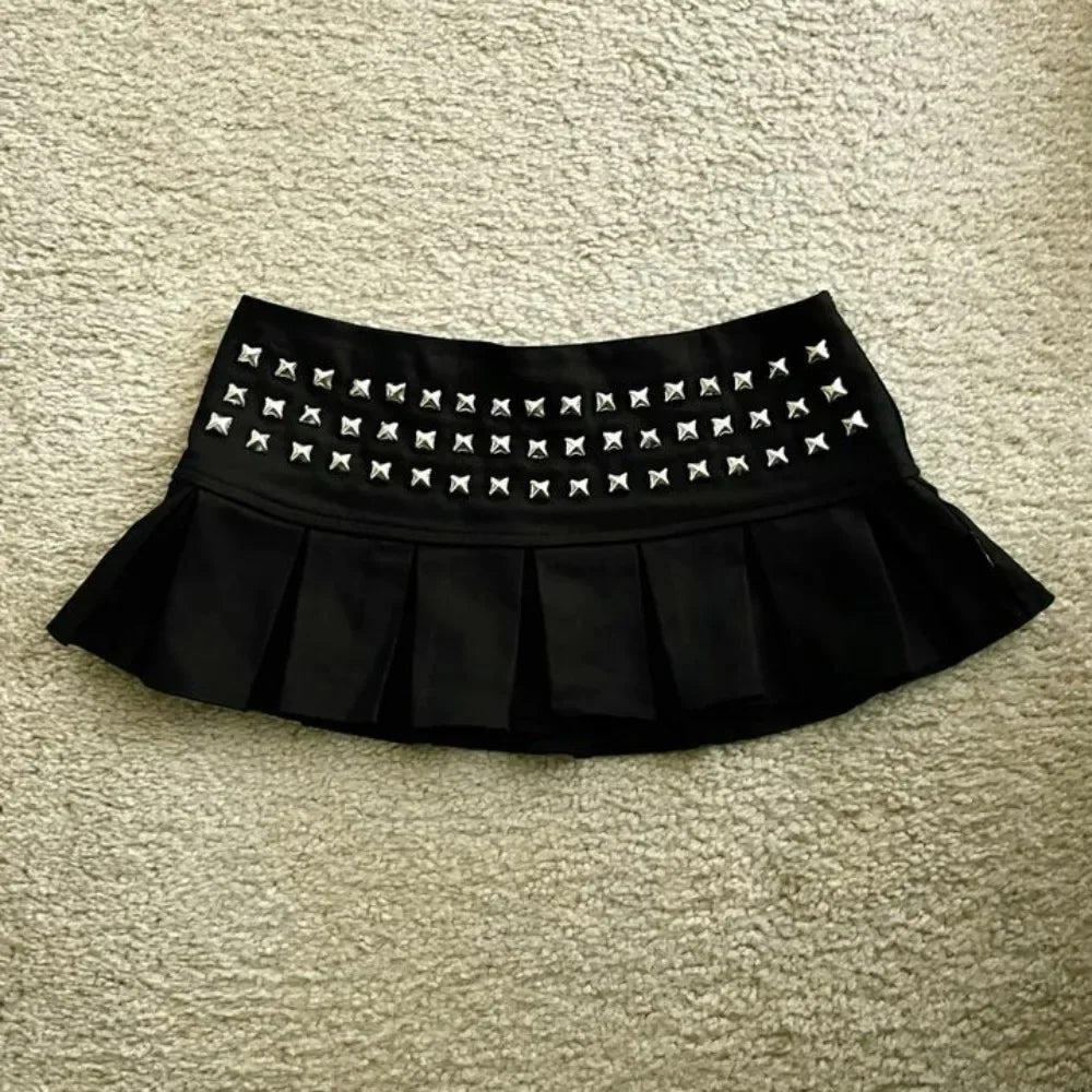 Mini Saia Plissada Goth com Cruzes "CROSS STUDDED MINI SKIRT"