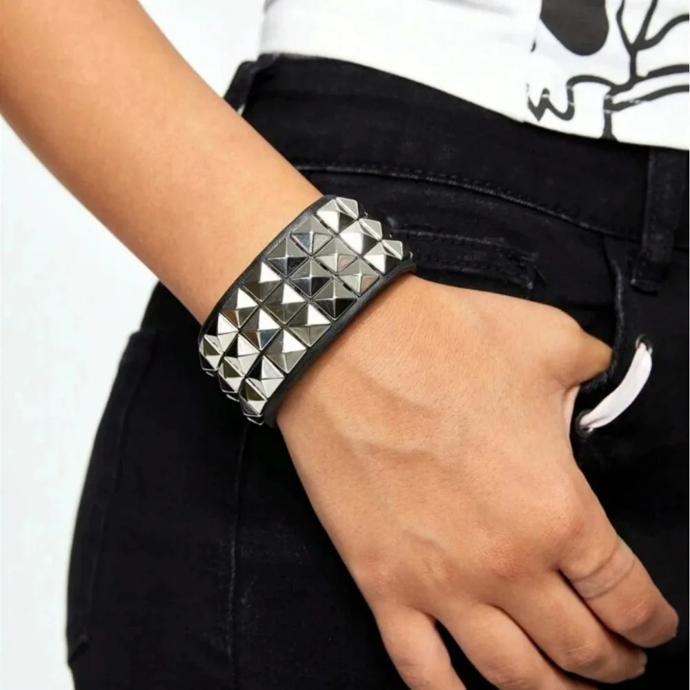 Pulseira Punk de Rebites "PIRAMID STUDS"